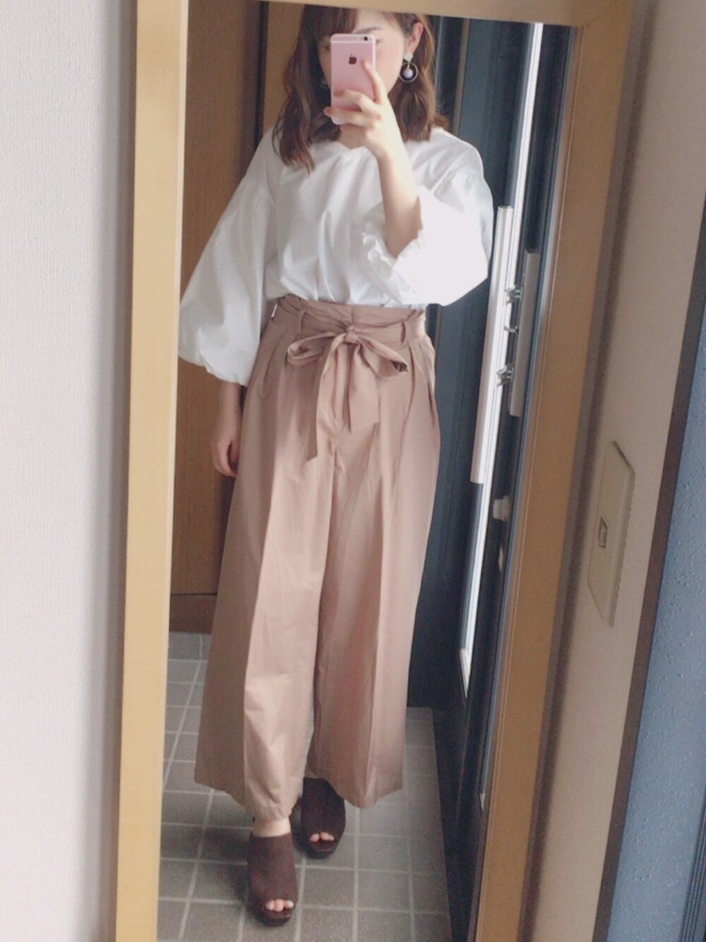 イエロー系のその他パンツ、ブラウン系のシューズ、ホワイト系のシャツ/ブラウスを着用したレディースの春コーディネートの1枚目の写真