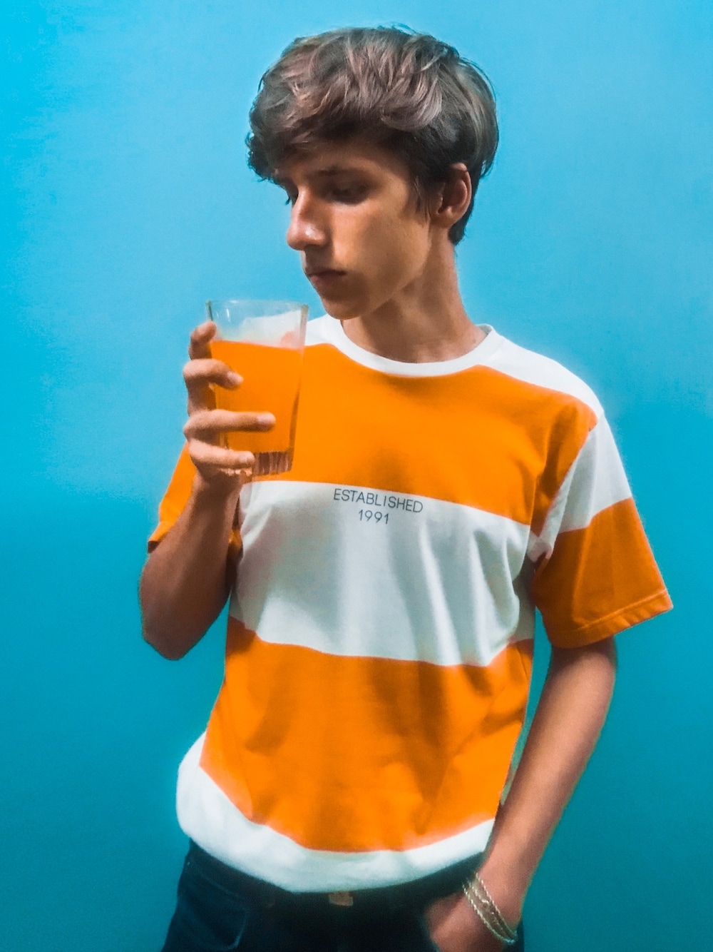「summer、VINTAGE、boy、orange」｜「PULL&BEARのアイテム（Tシャツ/カットソー、オレンジ系）」を使った、Andrew Sokolovさん（メンズ・180cm）の夏コーディネートの1枚目の写真