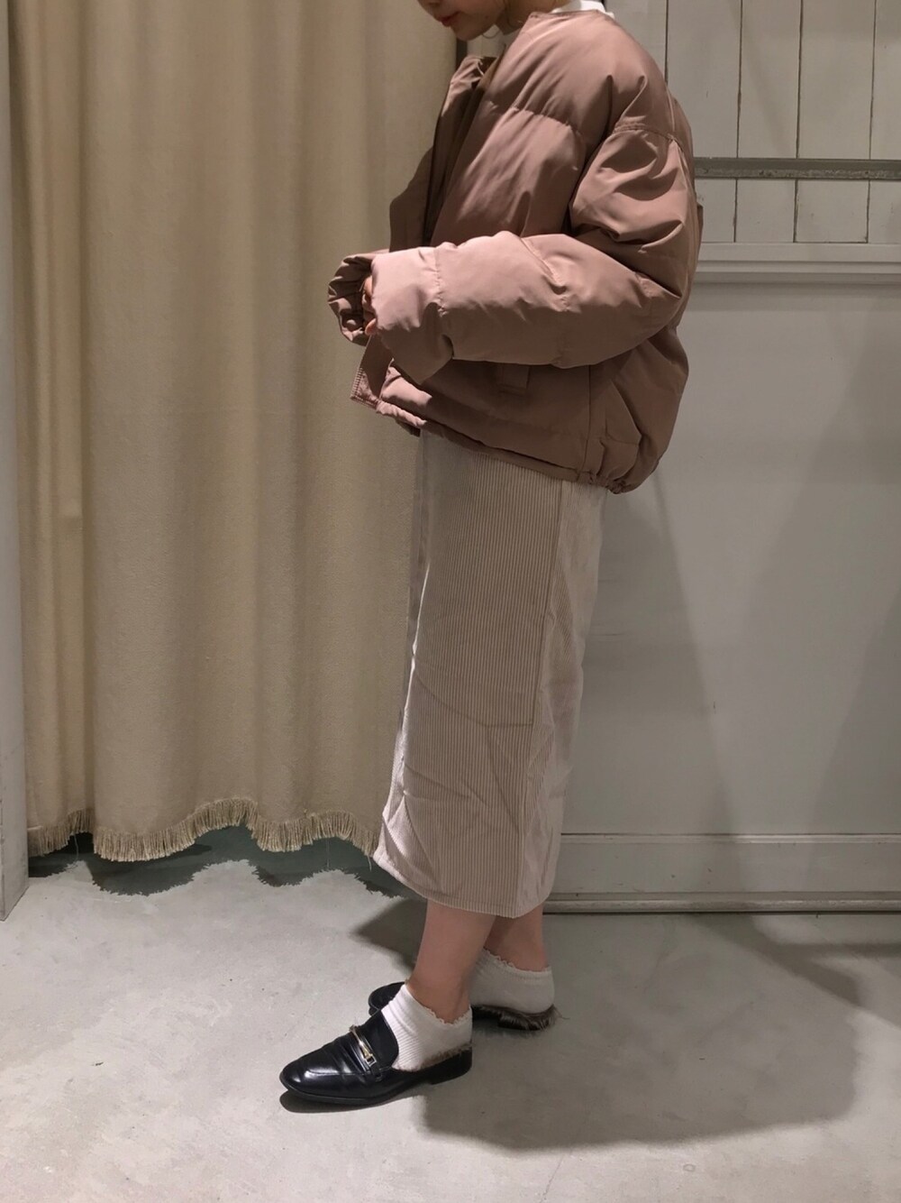 「中綿ジャケット、中綿アウター、ショートダウン、タイトスカート、低身長コーデ、ベージュ、ノーカラージャケット、ノーカラーブルゾン」｜「E hyphen world galleryの配色リブスウェットプルオーバー（Tシャツ/カットソー、ベージュ系）」を使った、にわちゃんさん（レディース・153cm）の秋コーディネートの1枚目の写真