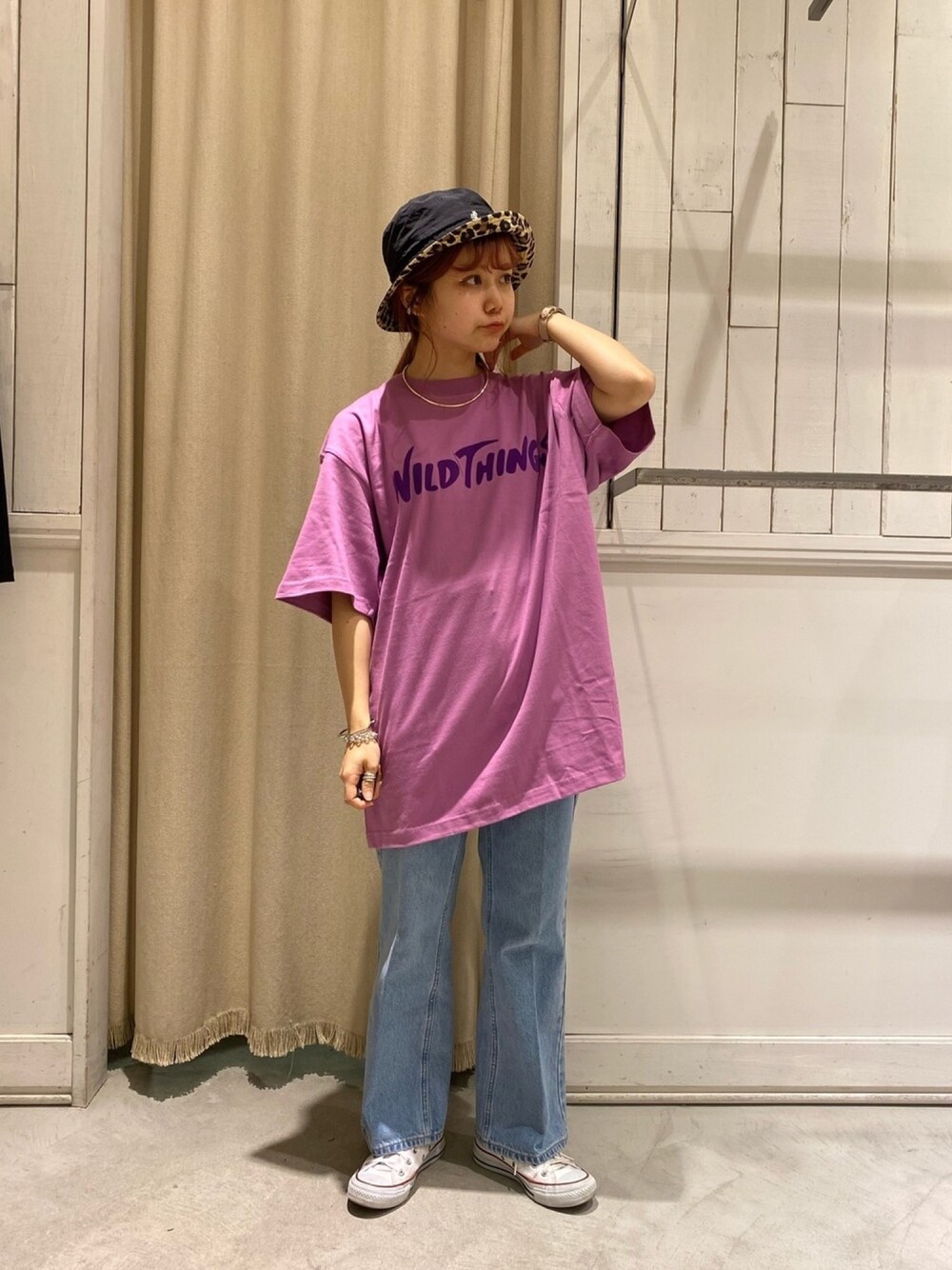 パープル系のトップス、ブルー系のその他パンツ、ホワイト系のトップスを着用したレディースの春コーディネートの1枚目の写真