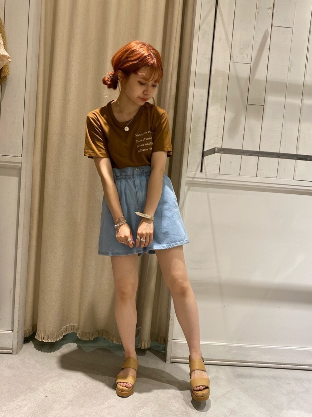 「ロゴT、ショートパンツ、Tシャツ、刺繍、ハイウエスト、デニムパンツ、ハイウエストパンツ、キュロット、ブラウンコーデ、低身長コーデ」｜「E hyphen world galleryの刺繍Tシャツ（Tシャツ/カットソー、ブラウン系）」を使った、にわちゃんさん（レディース・153cm）の夏コーディネートの1枚目の写真