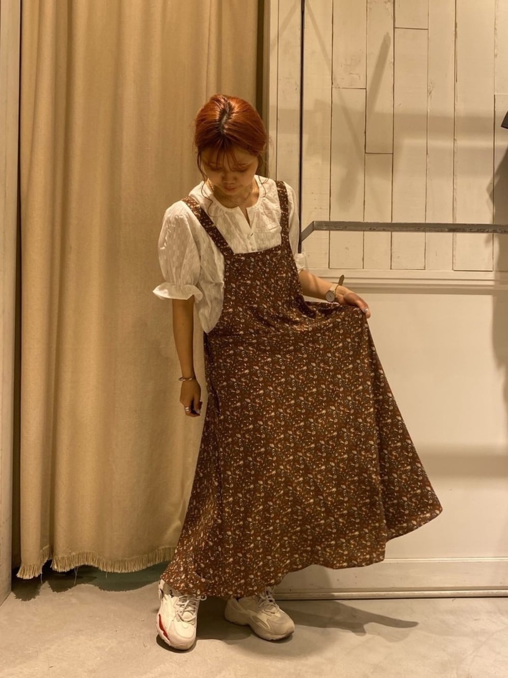 「ブラウス、ワンピース、花柄、ガーリー、エプロンワンピース、花柄ワンピース、キャミワンピ、低身長コーデ、イーハイフンワールドギャラリー(E hyphen world gallery)、キャミワンピース」｜「E hyphen world galleryの花柄キャミワンピース＊（ワンピース、ブラウン系）」を使った、にわちゃんさん（レディース・153cm）の夏コーディネートの1枚目の写真