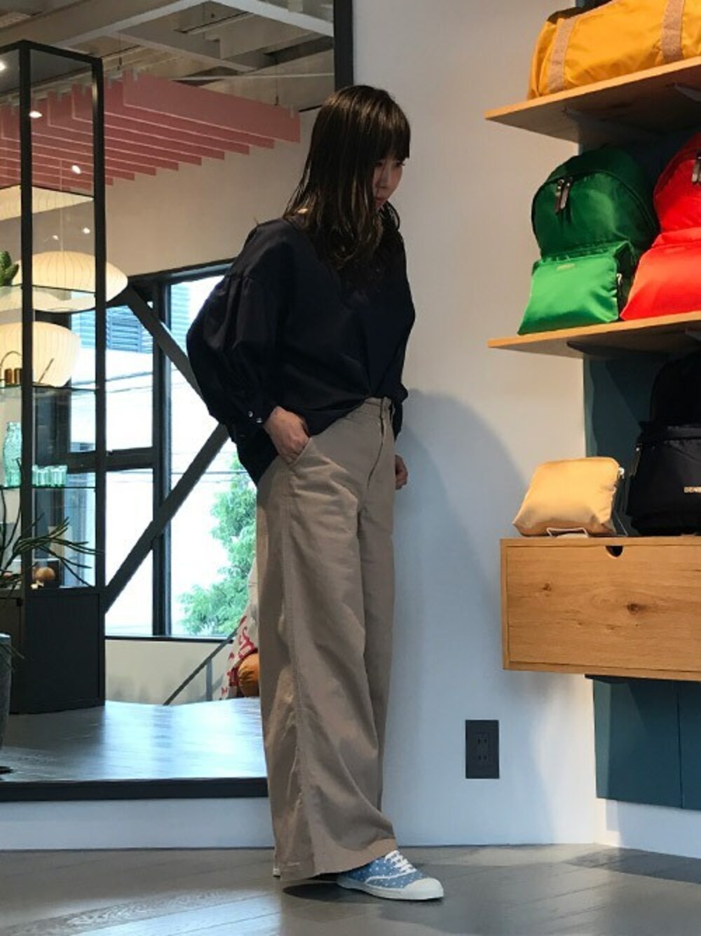 「スニーカー、ワイドパンツ、水色、ドット柄、シンプルコーデ、低身長、リネンシャツ、BENSIMON、ロングヘアー、ワイドパンツ×スニーカー」｜「BENSIMONのTennis Lacets Dots on Denim, Femme（スニーカー、ホワイト系）」を使った、BENSIMONSTAFF3さん（レディース・150cm）の夏コーディネートの1枚目の写真