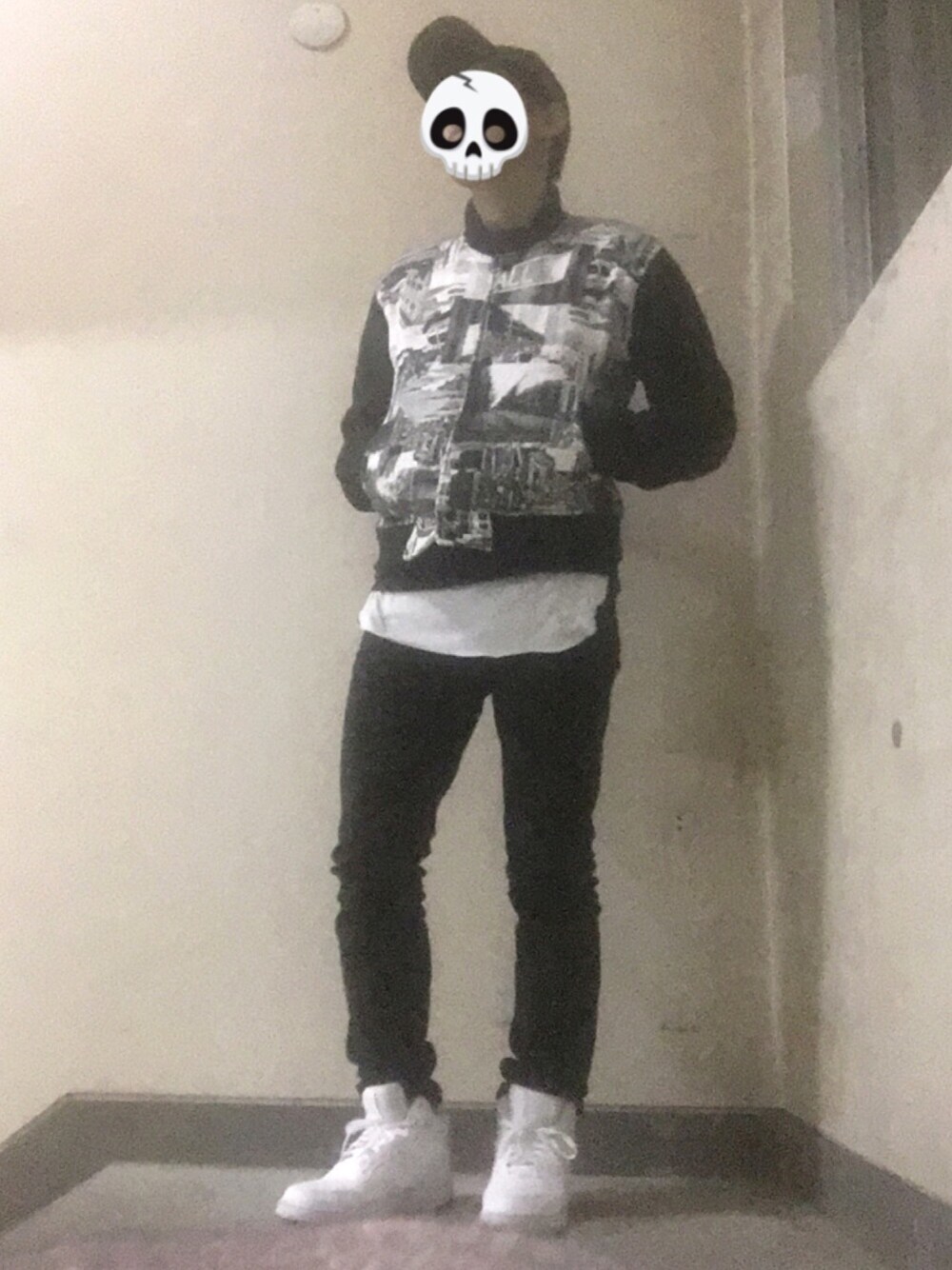 ブラック系のブルゾン、ホワイト系のTシャツ/カットソー、ブラック系のデニムパンツを着用したメンズの冬コーディネートの1枚目の写真