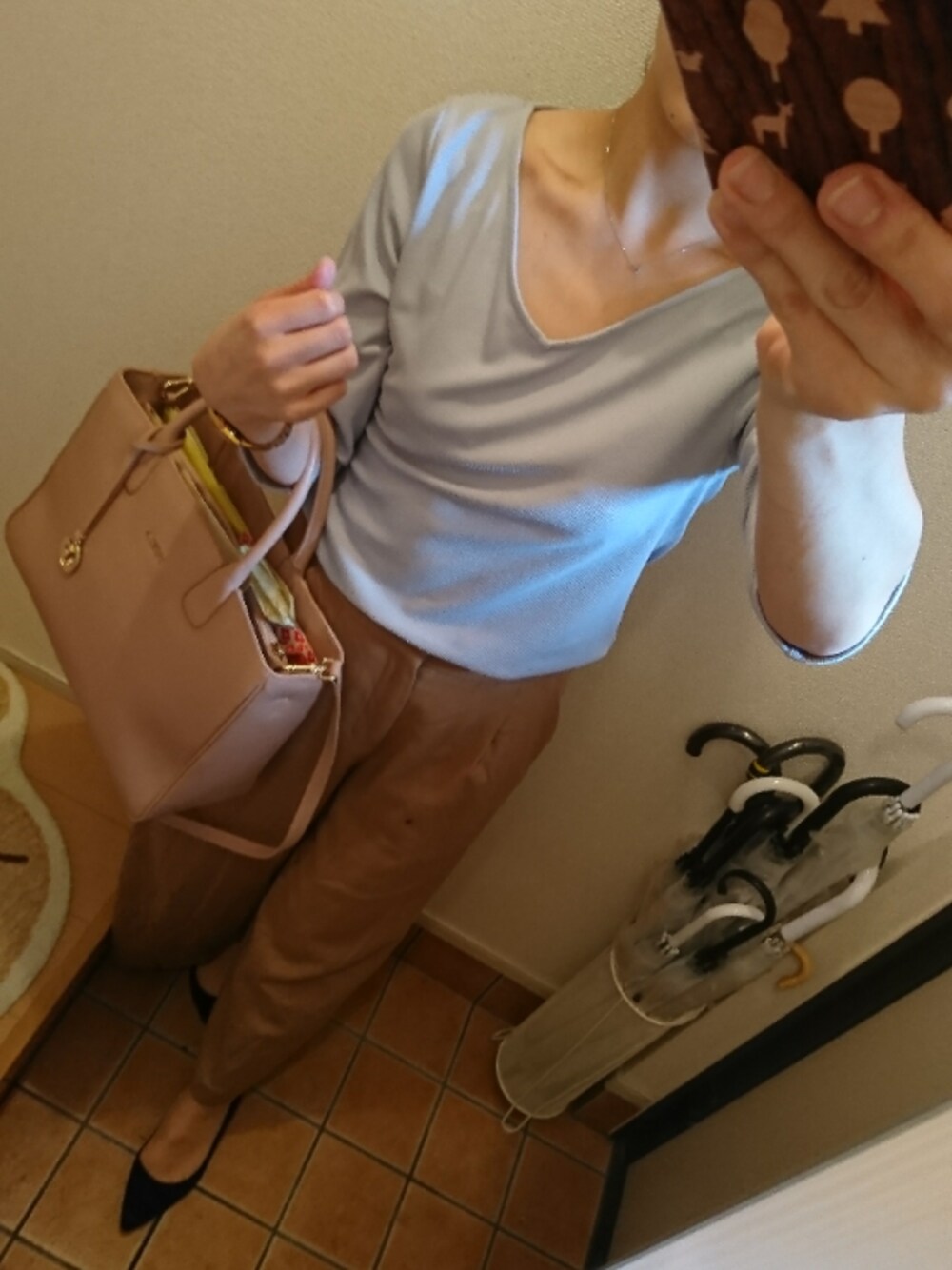 「春コーデ、オトナカジュアル、ママコーデ、パンツスタイル、ママファッション」｜「no brandのアイテム（ネックレス、シルバー系）」を使った、かほりさん（レディース・162cm）の春コーディネートの1枚目の写真