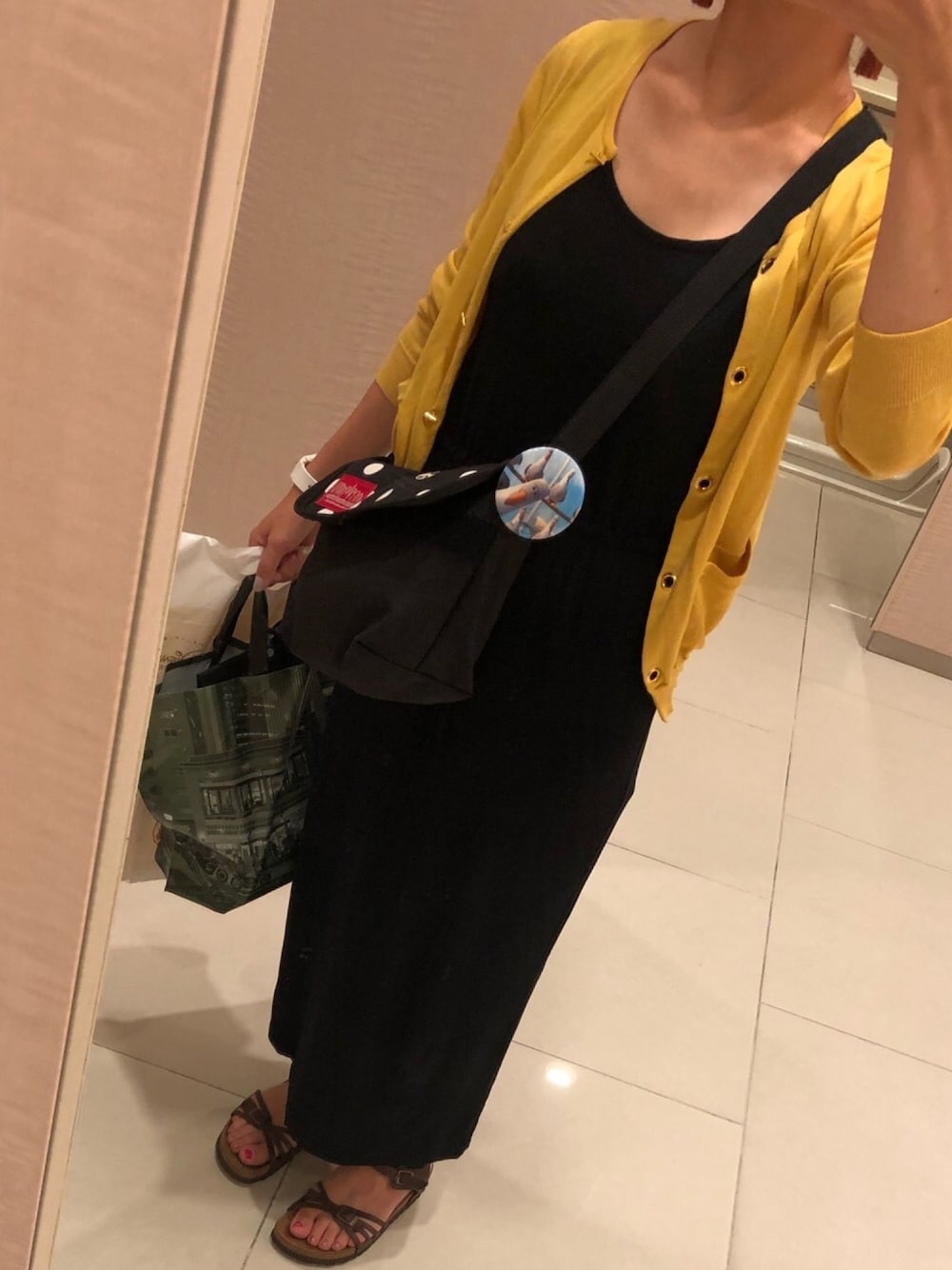 「ディズニー、30代、ママコーデ、ママファッション、ブラックコーデ、大人カジュアル」｜「Perle Pecheのクルーカーデ（カーディガン/ボレロ、イエロー系）」を使った、かほりさん（レディース・162cm）の夏コーディネートの1枚目の写真
