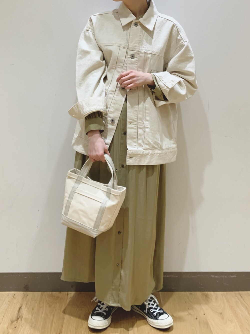 「キレイめカジュアル」｜「URBAN RESEARCH Sonny Labelのオーバーサイズデニムジャケット（デニムジャケット、ホワイト系）」を使った、ミヤベさん（レディース・157cm）の冬コーディネートの1枚目の写真