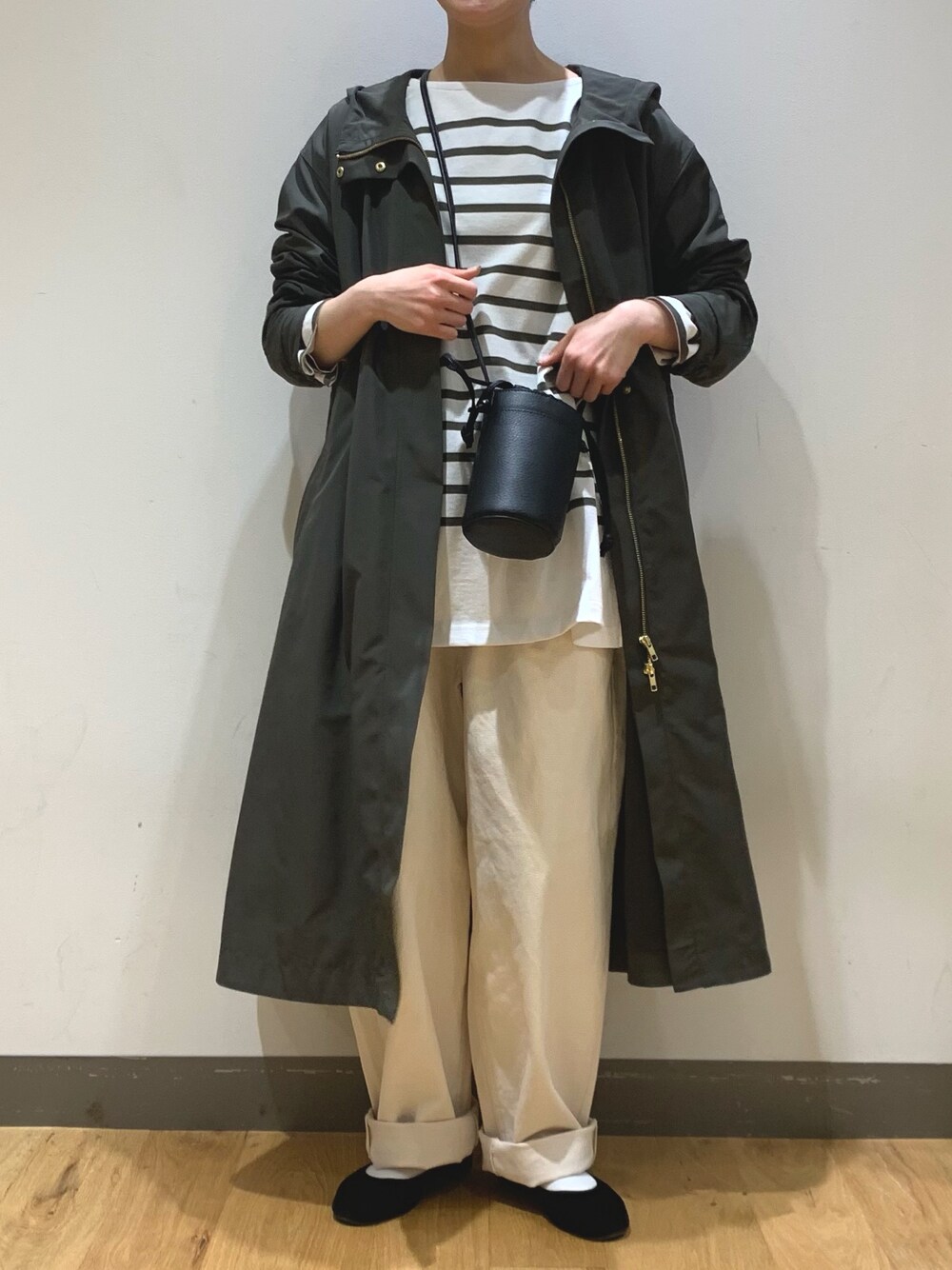 「きれいめカジュアル、カジュアル」｜「URBAN RESEARCH ROSSOのウエストギャザーフードロングコート（その他アウター、グリーン系）」を使った、ミヤベさん（レディース・157cm）の春コーディネートの1枚目の写真