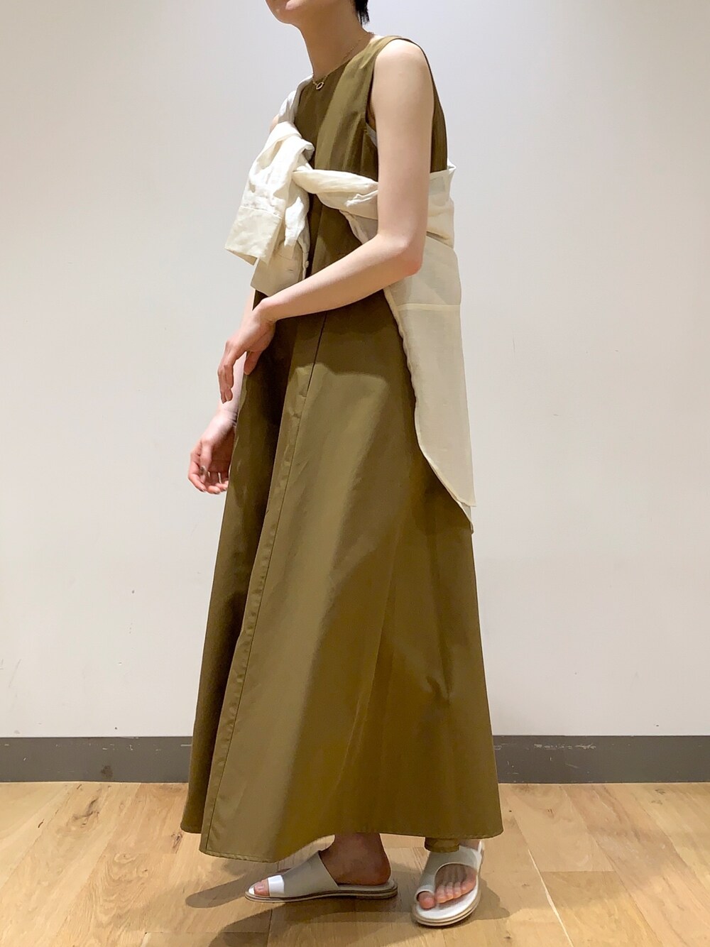 「URBANRESEARCHStore、URBAN RESEARCH、KBF+、KBF、アーバンリサーチ、オトナカジュアル、ワンピース、シャツ、リネン、トングサンダル」｜「URBAN RESEARCHのUR TECH タイプライターテントワンピース（ワンピース、グリーン系）」を使った、ミヤベさん（レディース・157cm）の春コーディネートの1枚目の写真