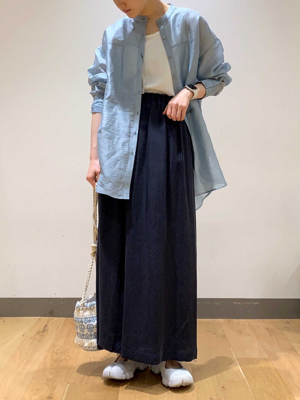 「春夏コーデ、カジュアルコーデ、シアーシャツ、リネン、URBANRESEARCHStore、KBF+、URBANRESEARCHDOORS、かぐれ」｜「KBF+のKBF+　シアーリネンシャツ（シャツ/ブラウス、ブルー系）」を使った、ミヤベさん（レディース・157cm）の春コーディネートの1枚目の写真