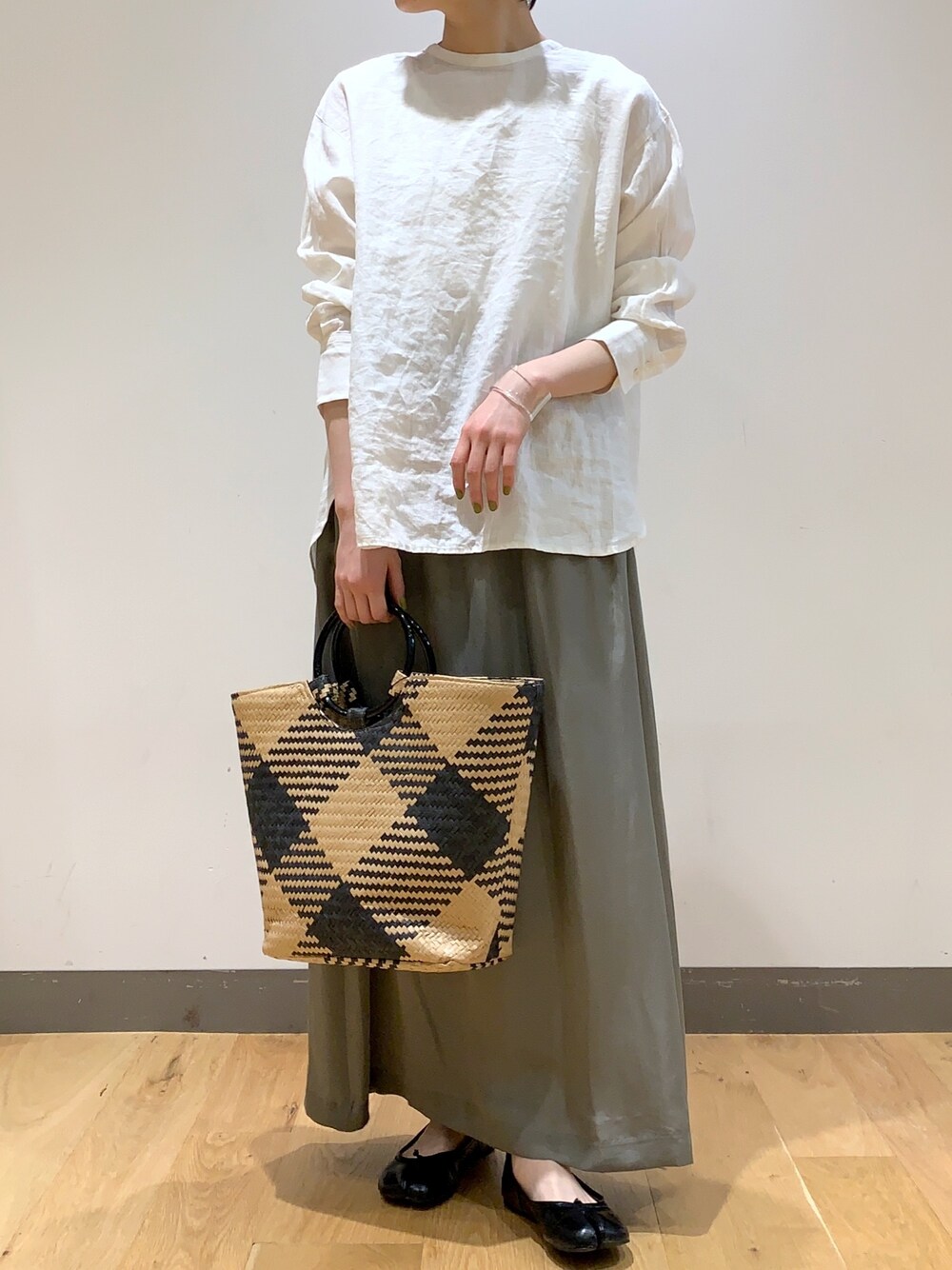 「春夏コーデ、シンプルスタイル、大人カジュアル、今日のコーデ、リネン、URBANRESEARCHStore、かぐれ、KBF、RODE SKO」｜「かぐれのリネンクルーネックプルオーバー（シャツ/ブラウス、ホワイト系）」を使った、ミヤベさん（レディース・157cm）の春コーディネートの1枚目の写真