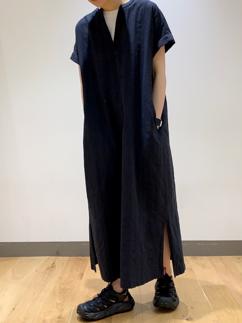 「カジュアルコーデ、シンプル、夏コーデ、ラフコーデ、初夏コーデ、ロングワンピース、Tシャツ、URBANRESEARCHStore、FORK&SPOON、HOKAONEONE」｜「FORK&SPOONのFORK&SPOON　ランダムヘリンボーンキーネックワンピース（ワンピース、ブラック系）」を使った、ミヤベさん（レディース・157cm）の春コーディネートの1枚目の写真