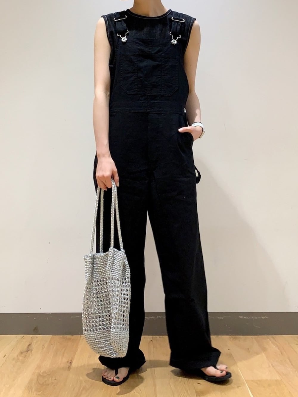 「シンプル、ラクチンコーデ、カジュアル、サロペット、大人カジュアル、ブラック、メンズライク、URBAN RESEARCH」｜「URBAN RESEARCHのコットンリネンオーバーオール（サロペット/オーバーオール、ブラック系）」を使った、ミヤベさん（レディース・157cm）の春コーディネートの1枚目の写真