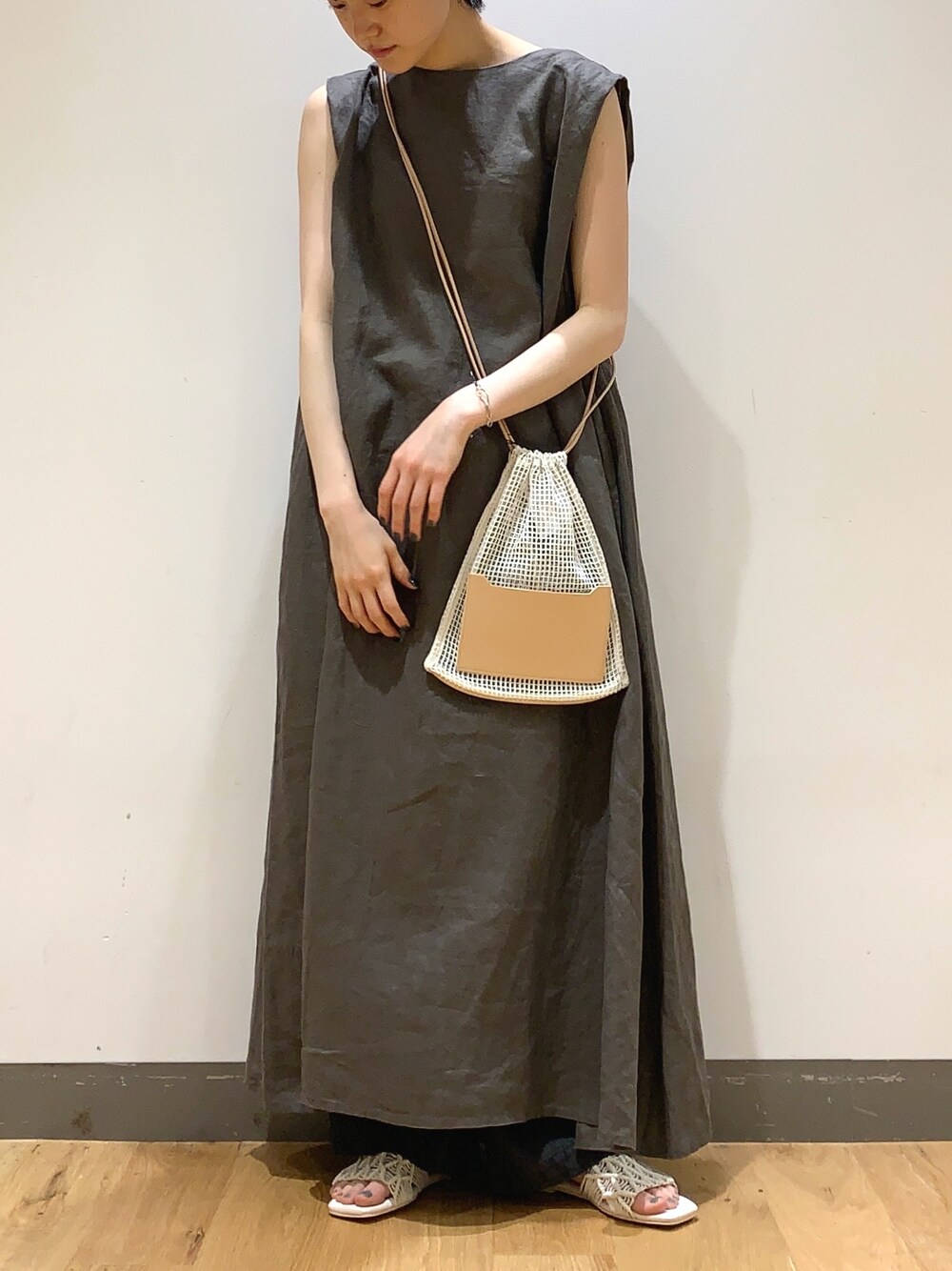 「休日スタイル、シンプル、大人カジュアル、カジュアル、夏コーデ、デニム、ワンピース、ワイドパンツ」｜「URBAN RESEARCH DOORSのリネンノースリーブワンピース（ワンピース、グリーン系）」を使った、ミヤベさん（レディース・157cm）の夏コーディネートの1枚目の写真