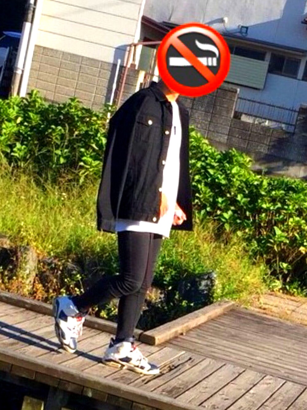 「street、black」｜「METALLICAのアイテム（Tシャツ/カットソー、ホワイト系）」を使った、futa kuwabaraさん（メンズ・173cm）の冬コーディネートの1枚目の写真