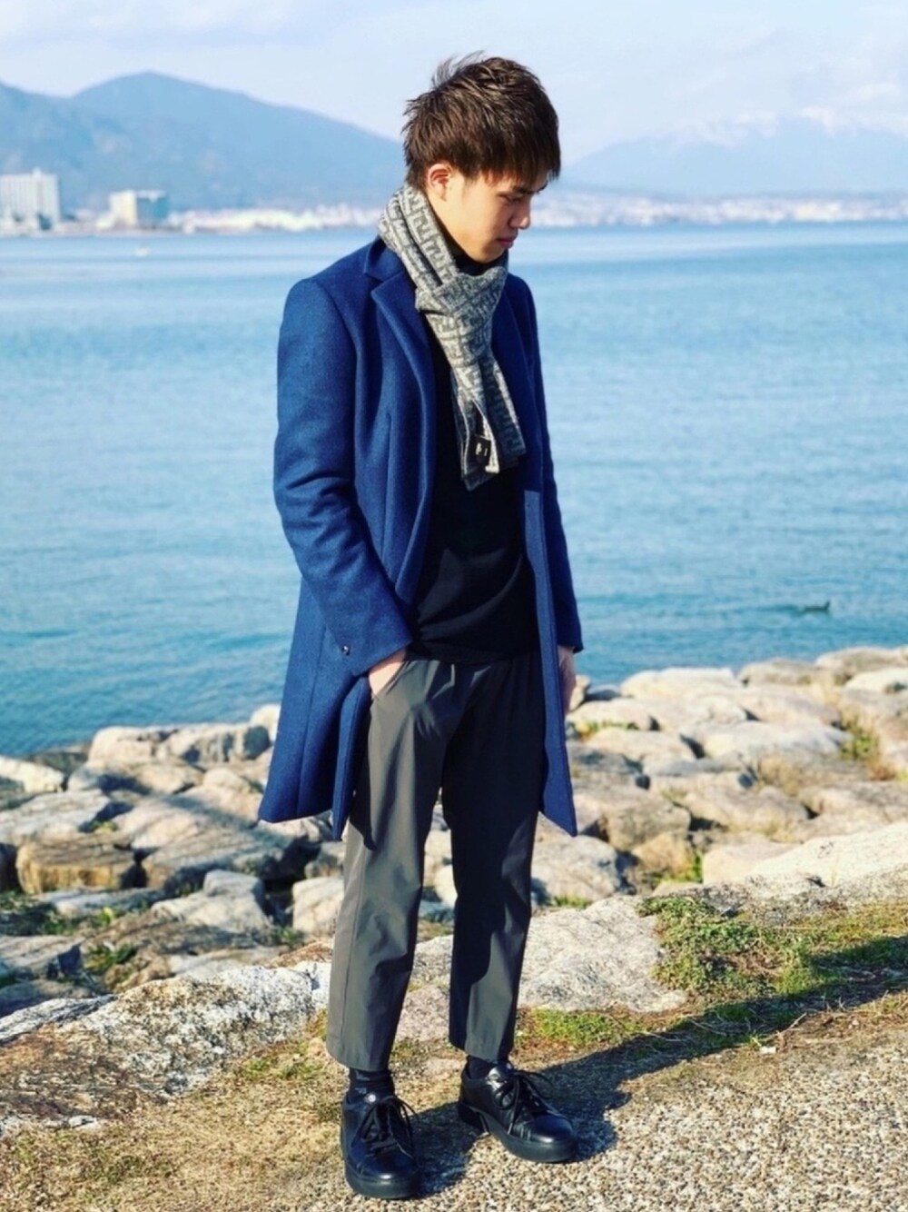 「KAZUYUKI KUMAGAI、KAZUYUKI KUMAGAI ATTACHMENT、ATTACHMENT、アタッチメント、STUDIOUS、STUDIOUS SELECT(STUDIOUS SELECT)、UNITED TOKYO、ユナイテッドトウキョウ、フットストックオリジナルズ、footstockoriginals」｜「KAZUYUKI KUMAGAI ATTACHMENTの【KAZUYUKIKUMAGAI ATTACHMENT】別注カシミヤ混平二重メルトンチェスターコート（チェスターコート、ブルー系）」を使った、たくみさん（メンズ・173cm）の冬コーディネートの1枚目の写真