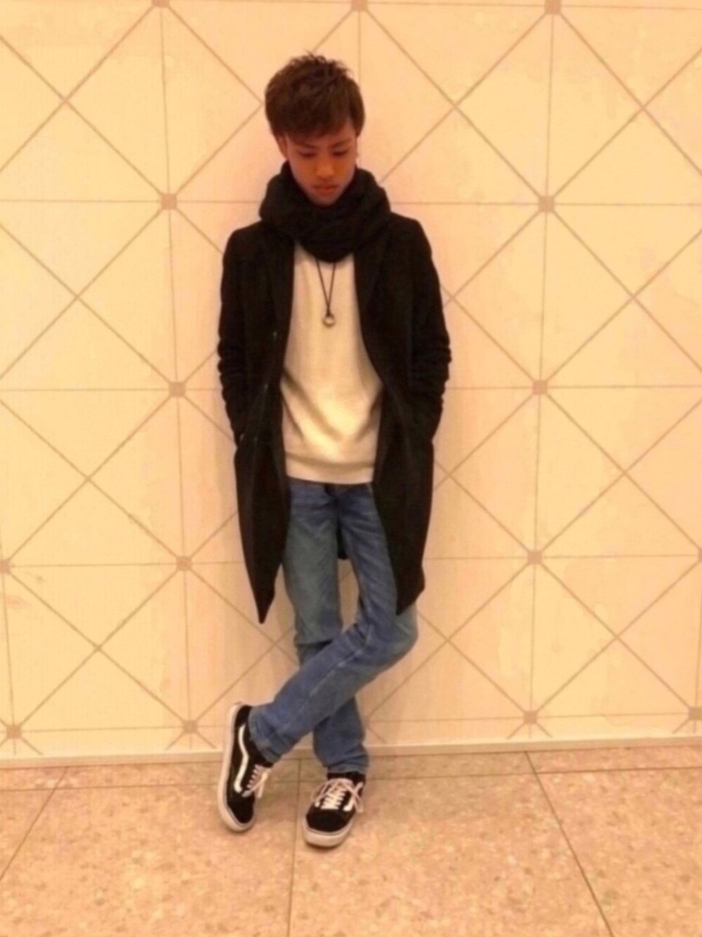 「シンプル、冬、高校生、きれいめカジュアル、URBAN RESEARCH、チェスターコート、白ニット、デニム、VANS、Paul Smith」｜「BEAMSのBEAMS / マシュマロスヌード 16FW（ストール/ショール、ブラック系）」を使った、たくみさん（メンズ・175cm）の冬コーディネートの1枚目の写真
