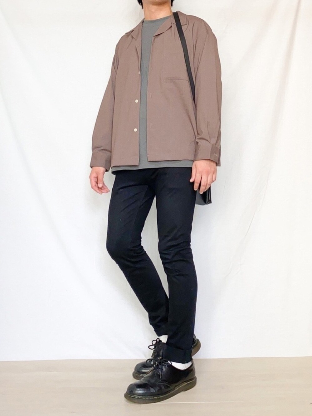 ブラック系のパンツ、ブラウン系のシャツ/ブラウス、ブルー系のTシャツ/カットソーを着用したメンズの秋コーディネートの1枚目の写真