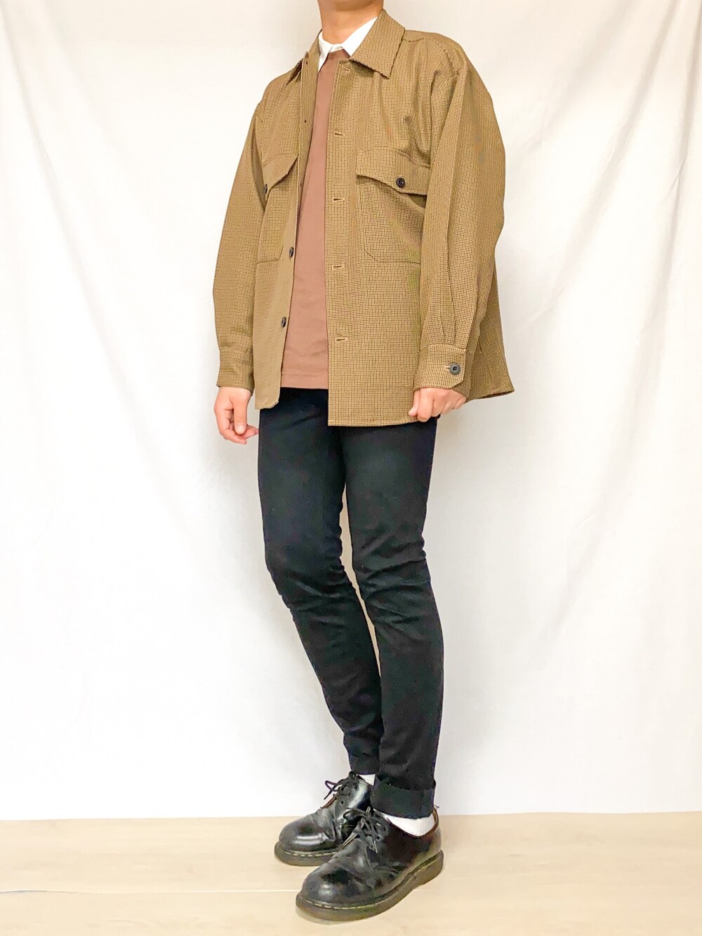 ブラウン系のトップス、ブラウン系のTシャツ/カットソー、ブラック系のパンツを着用したメンズの秋コーディネートの1枚目の写真