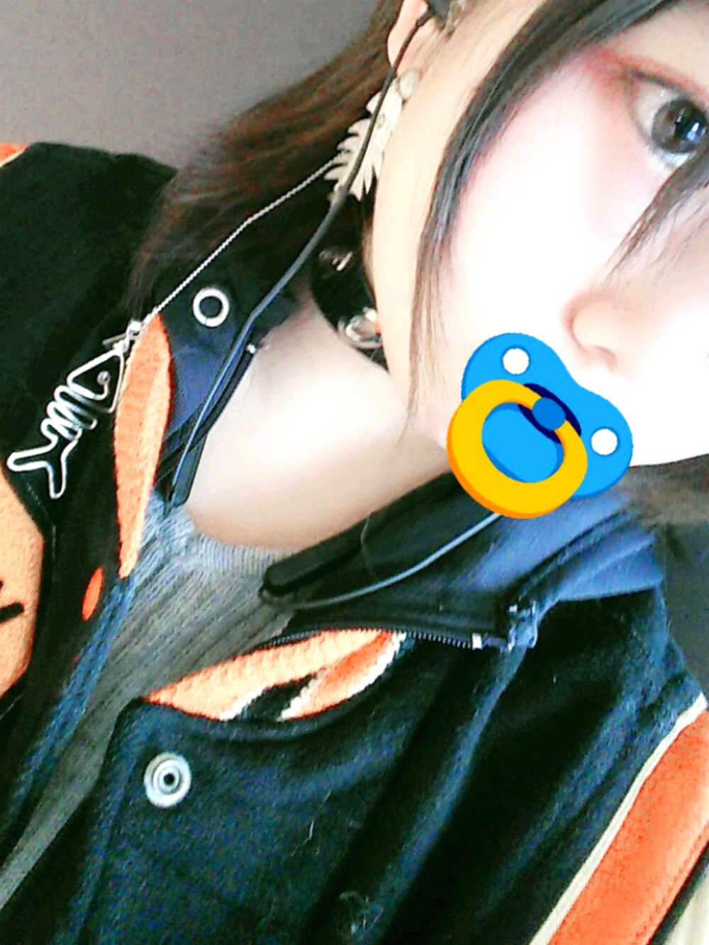 「チョーカー、スタジャン×パーカー、下はカーキのスカートやで、中性」｜「no brandのアイテム（スタジャン、ブラック系）」を使った、さもとらさん（レディース・162cm）の冬コーディネートの1枚目の写真