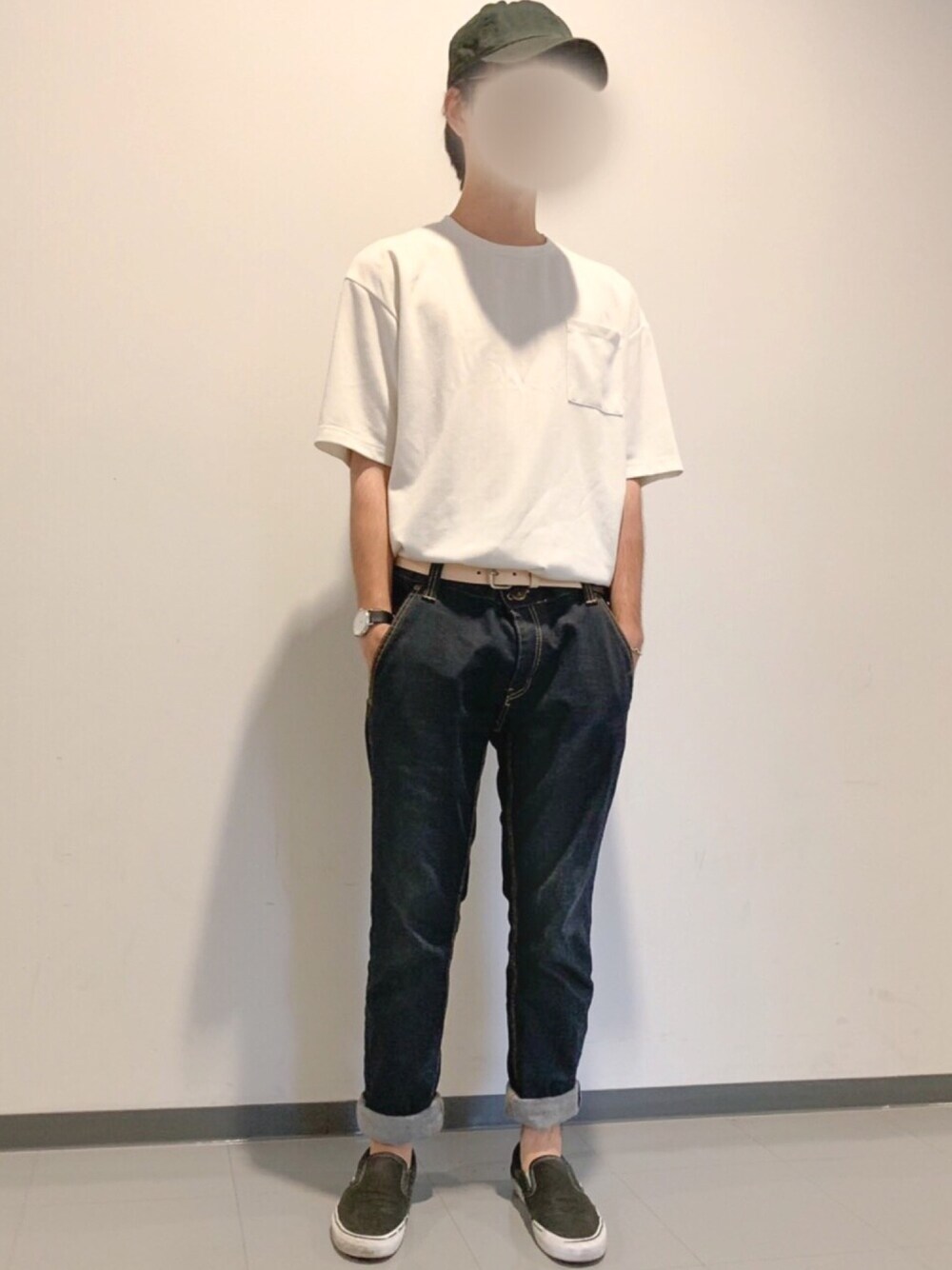 「今日のコーデ、オトナカジュアル、きれいめカジュアル、シンプルコーデ、Tシャツ、デニム、スリッポン」｜「UNITED ARROWSのアイテム（Tシャツ/カットソー、ホワイト系）」を使った、matsuno yusukeさん（メンズ・174cm）の夏コーディネートの1枚目の写真