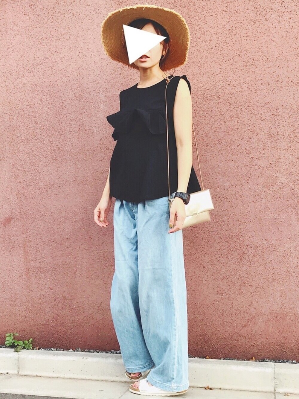 「休日コーデ、デニムパンツ、ワイドパンツ、プチプラコーデ、サンダル、ブラック、むぎわら帽子、花火大会、ハット、UR20th_KG」｜「iroseのアイテム（ショルダーバッグ、シルバー系）」を使った、なーちんさん（レディース・154cm）の夏コーディネートの1枚目の写真