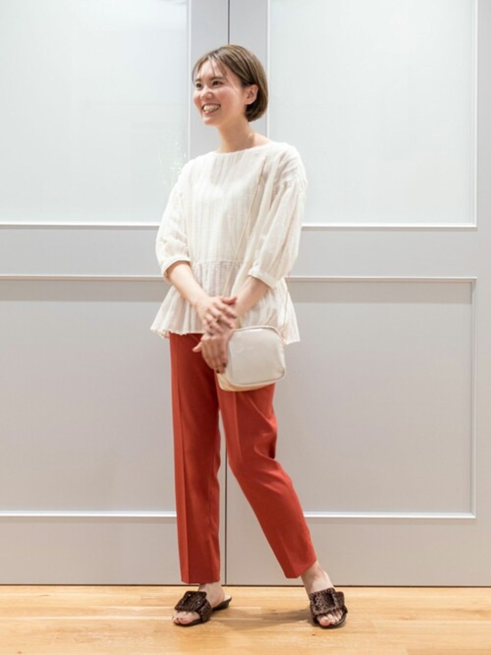 「ブラウス、パンツ、きれいめコーディネート、キレイめ、きれいめカジュアル、パンツスタイル、オフィスカジュアル、NATURAL BEAUTY BASIC、秋先取りコーデ、NBB」｜「NATURAL BEAUTY BASICのエナメルダイスショルダー（ショルダーバッグ、ホワイト系）」を使った、NBB STAFF04さん（レディース・158cm）の夏コーディネートの1枚目の写真