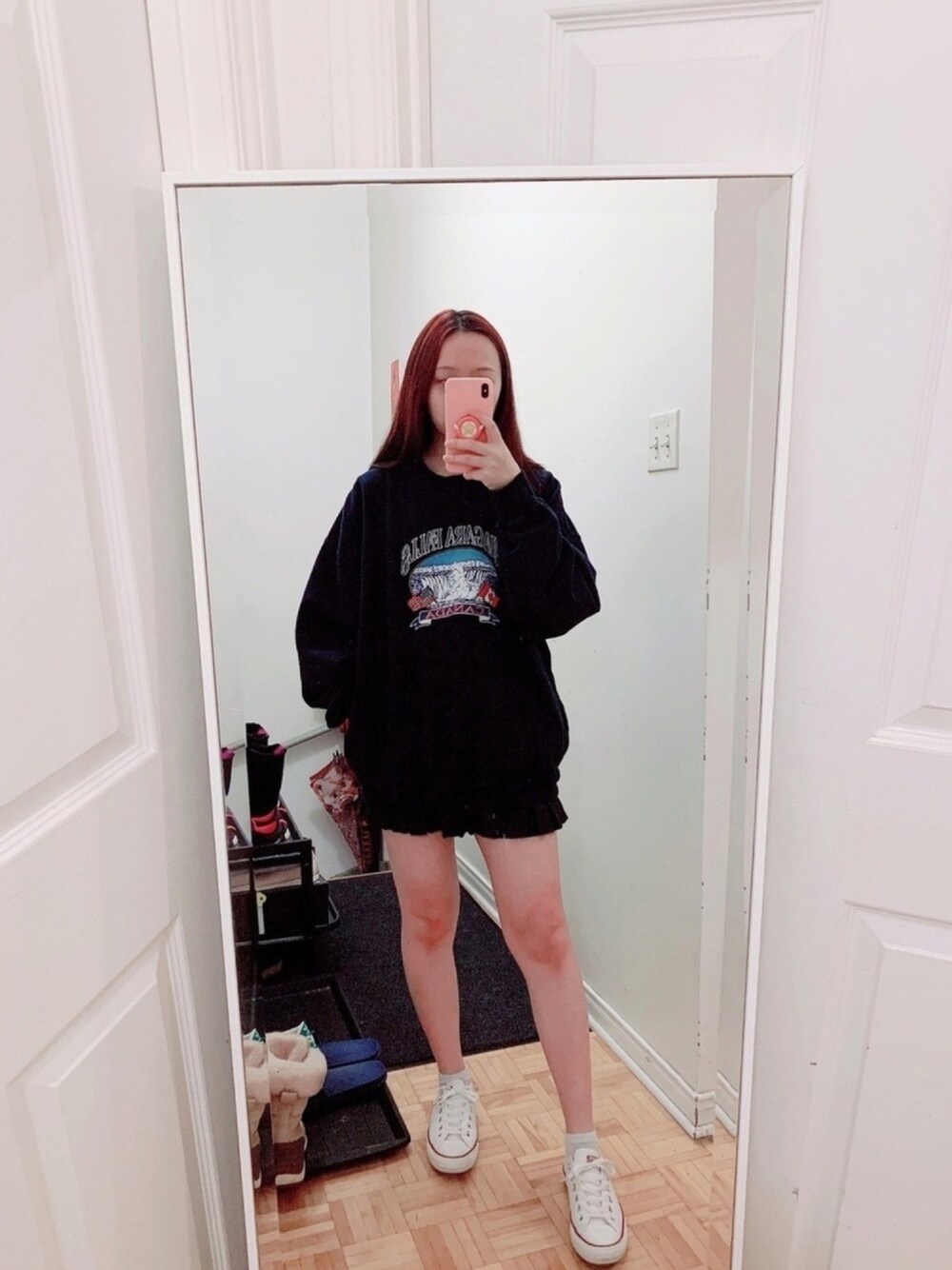 「girl、winter、clothes、2021、cindy」｜「Brandy Melvilleのアイテム（スウェット、ブルー系）」を使った、Cindy さん（レディース・165cm）の冬コーディネートの1枚目の写真