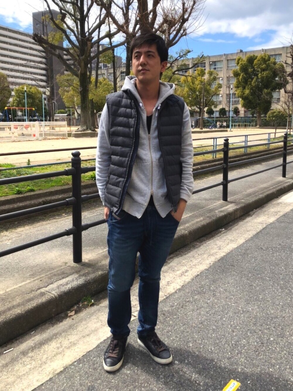 「jogg jeans、ジョグジーンズ、今日のコーデ、休日スタイル、ootd、パステル映える春」｜「Acne Studiosのアイテム（ジャケット/アウター、グレー系）」を使った、maxshenさん（メンズ・173cm）の春コーディネートの1枚目の写真