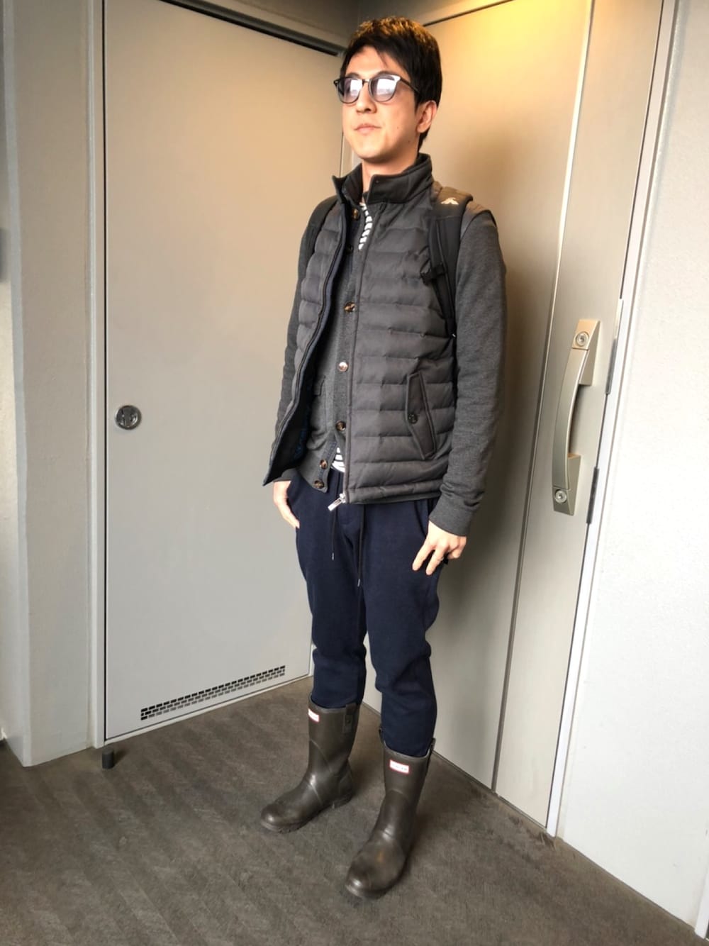 「パステル映える春、雨の日コーデ、春、大人カジュアル、ootd」｜「Ted Bakerのアイテム（ダウンベスト、グレー系）」を使った、maxshenさん（メンズ・173cm）の春コーディネートの1枚目の写真