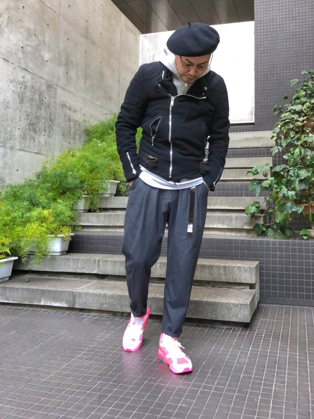 ピンク系のスニーカー、ブラック系のライダースジャケット、グレー系のパーカーを着用したメンズの冬コーディネートの1枚目の写真