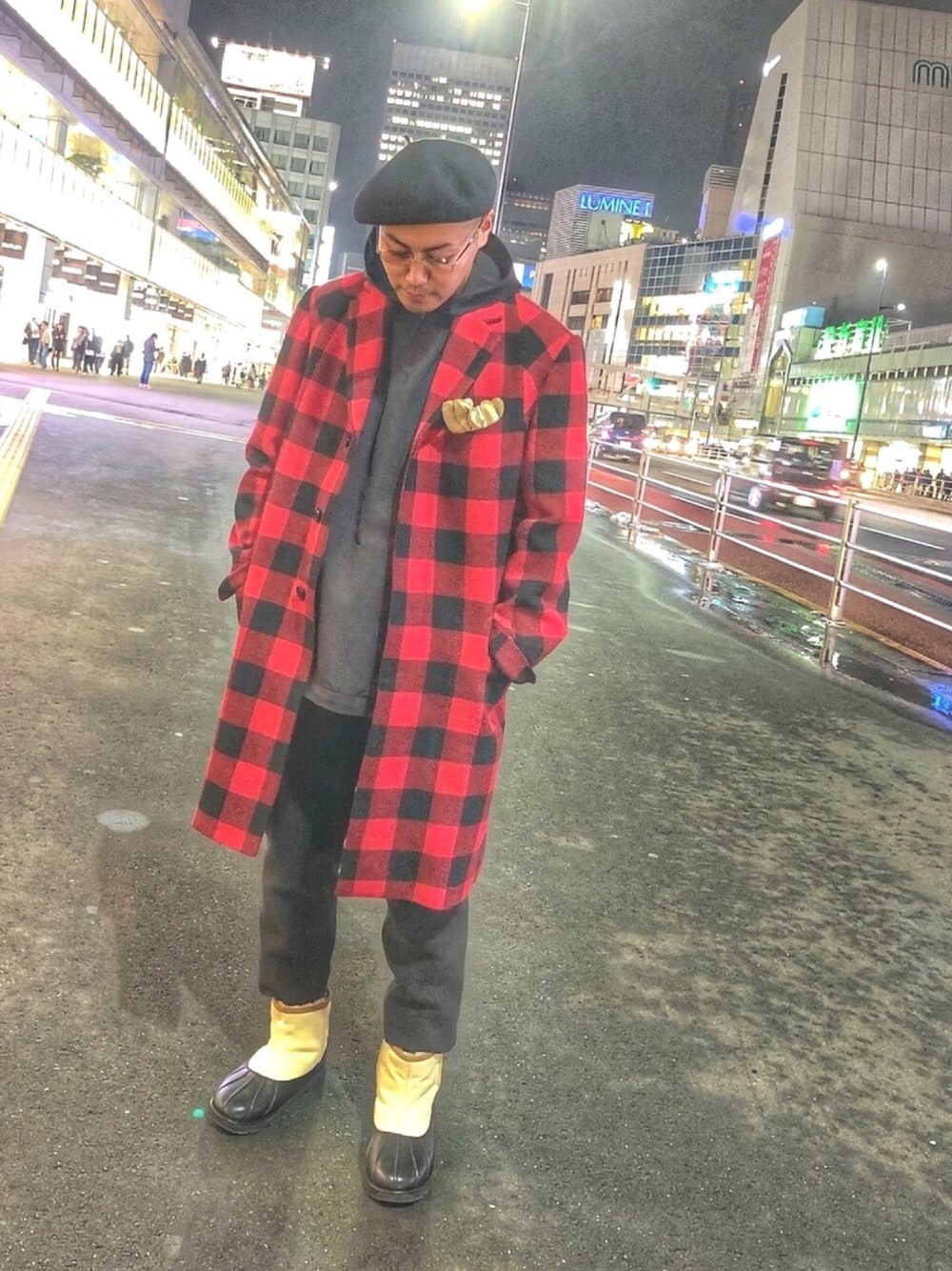 「バッファローチェック、大人カジュアル、ロングコート、ベレー帽、フリースパンツ、UGG、ドリスヴァンノッテン、きれいめカジュアル、ブラック」｜「UNITED ARROWSのR/KENT PECARY（手袋、ホワイト系）」を使った、jun oyaさん（メンズ・178cm）の冬コーディネートの1枚目の写真