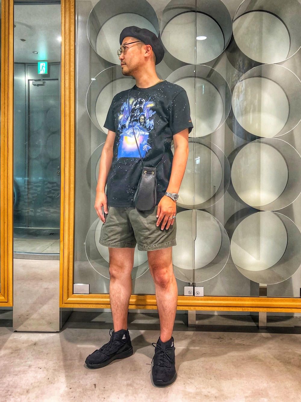 ブラック系のショルダーバッグ、ブラック系のスニーカー、その他のその他パンツを着用したメンズの夏コーディネートの1枚目の写真