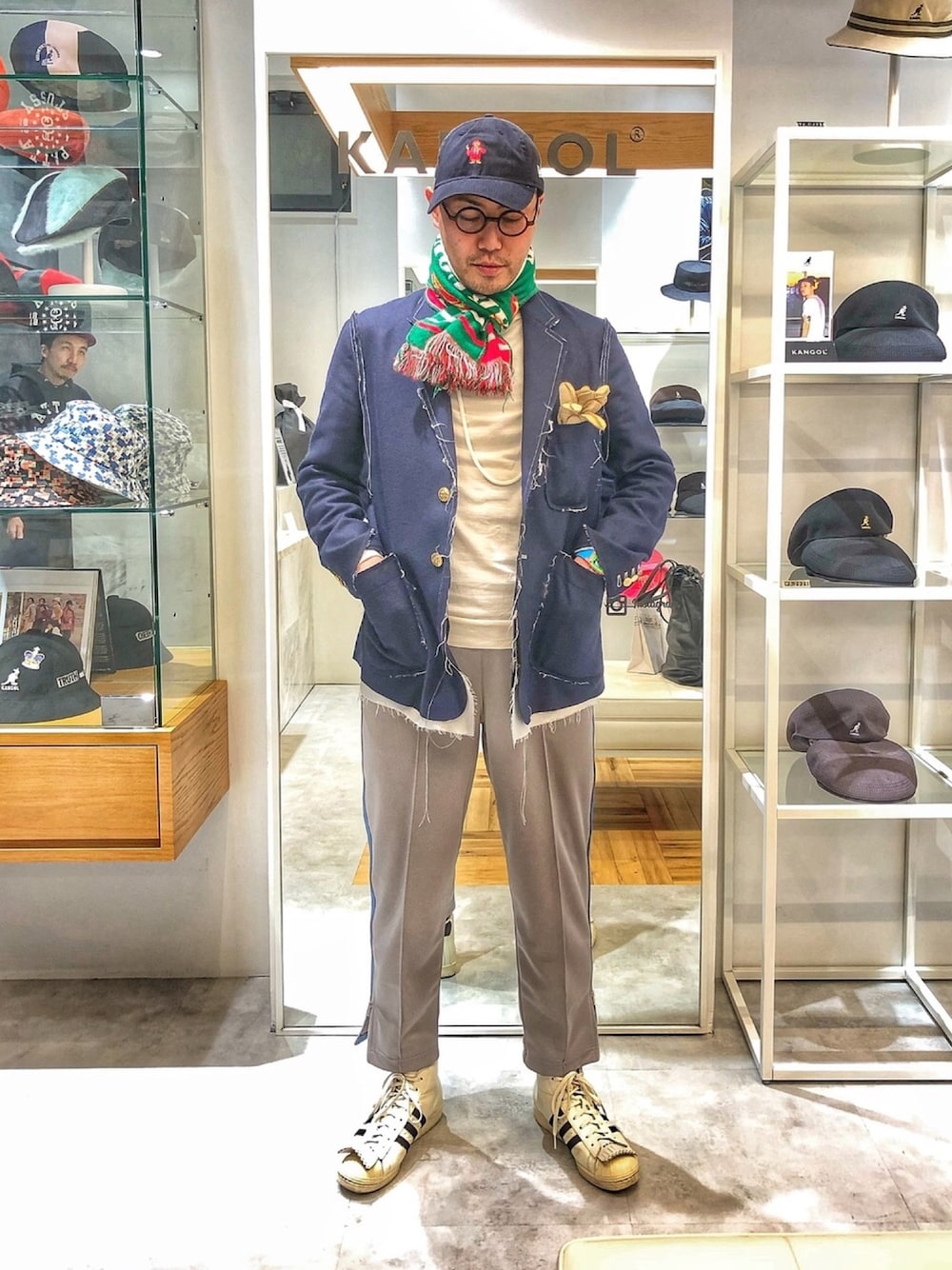 ブルー系のジャケット/アウター、グレー系のパンツ、ホワイト系のスニーカーを着用したメンズの春コーディネートの1枚目の写真