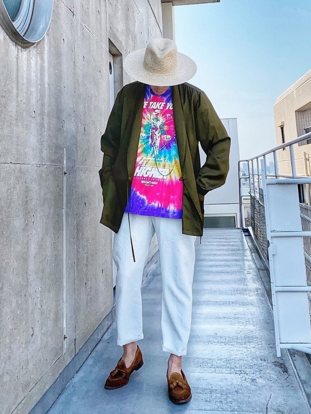 ブラウン系のその他シューズ、グリーン系のジャケット/アウター、その他のTシャツ/カットソーを着用したメンズの春コーディネートの1枚目の写真