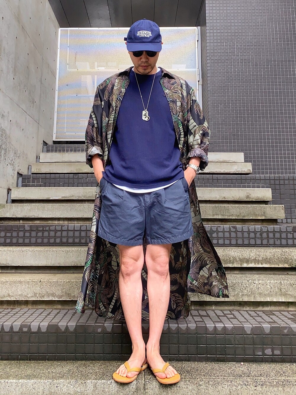 ブルー系のTシャツ/カットソー、ホワイト系のTシャツ/カットソー、その他のその他パンツを着用したメンズの春コーディネートの1枚目の写真