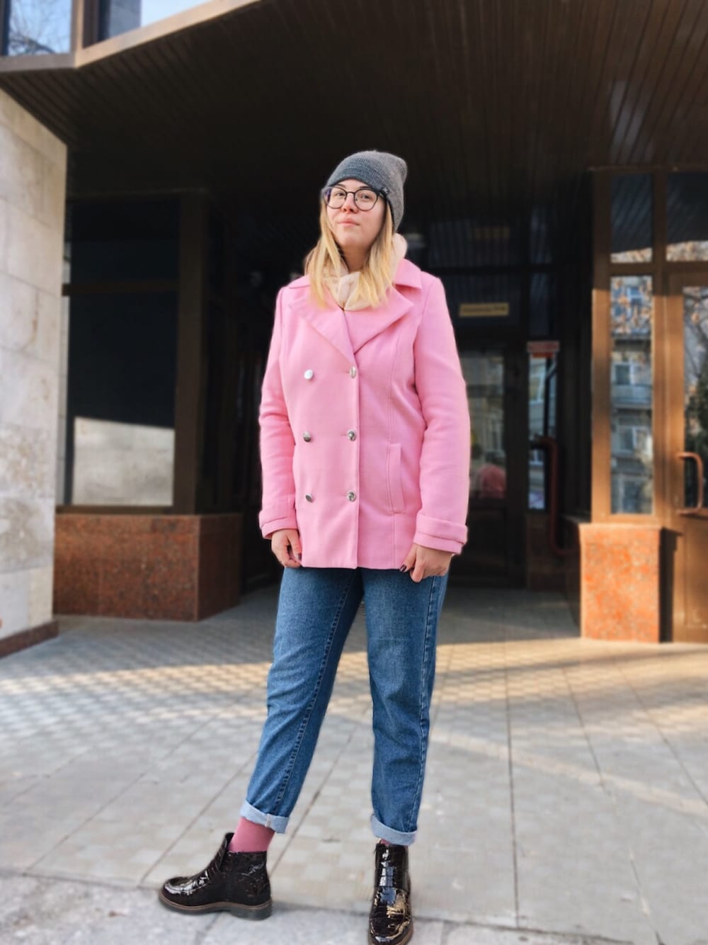 「girl、VINTAGE、Boyfriend Jeans、spring、coat、pink、look」｜「ACROSS THE VINTAGEのアイテム（ピーコート、ピンク系）」を使った、Galina Astさん（レディース・165cm）の春コーディネートの1枚目の写真