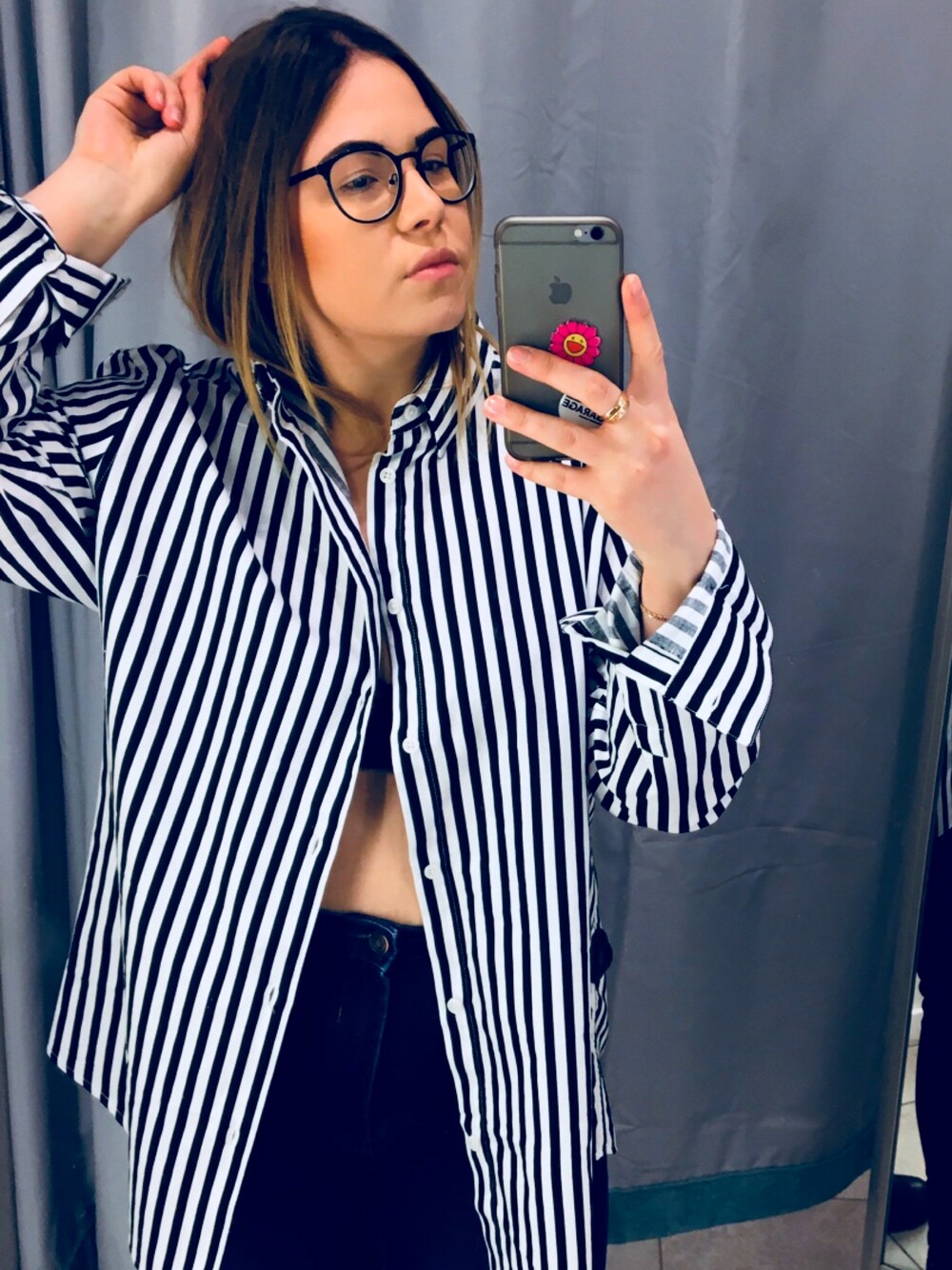 「H&M、look、stripe、girl」｜「H&Mのアイテム（シャツ/ブラウス、ブラック系）」を使った、Galina Astさん（レディース・165cm）の春コーディネートの1枚目の写真