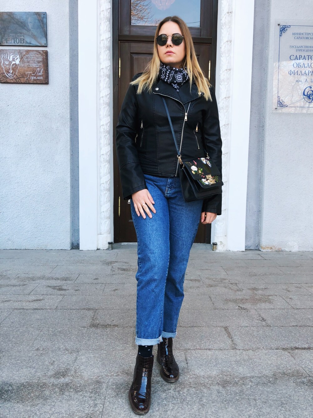 「fashion、spring、look、girl、STYLE、stylist、TOMMY HILFIGER、guess」｜「TOMMY HILFIGERのアイテム（デニムパンツ、ブルー系）」を使った、Galina Astさん（レディース・60cm）の春コーディネートの1枚目の写真