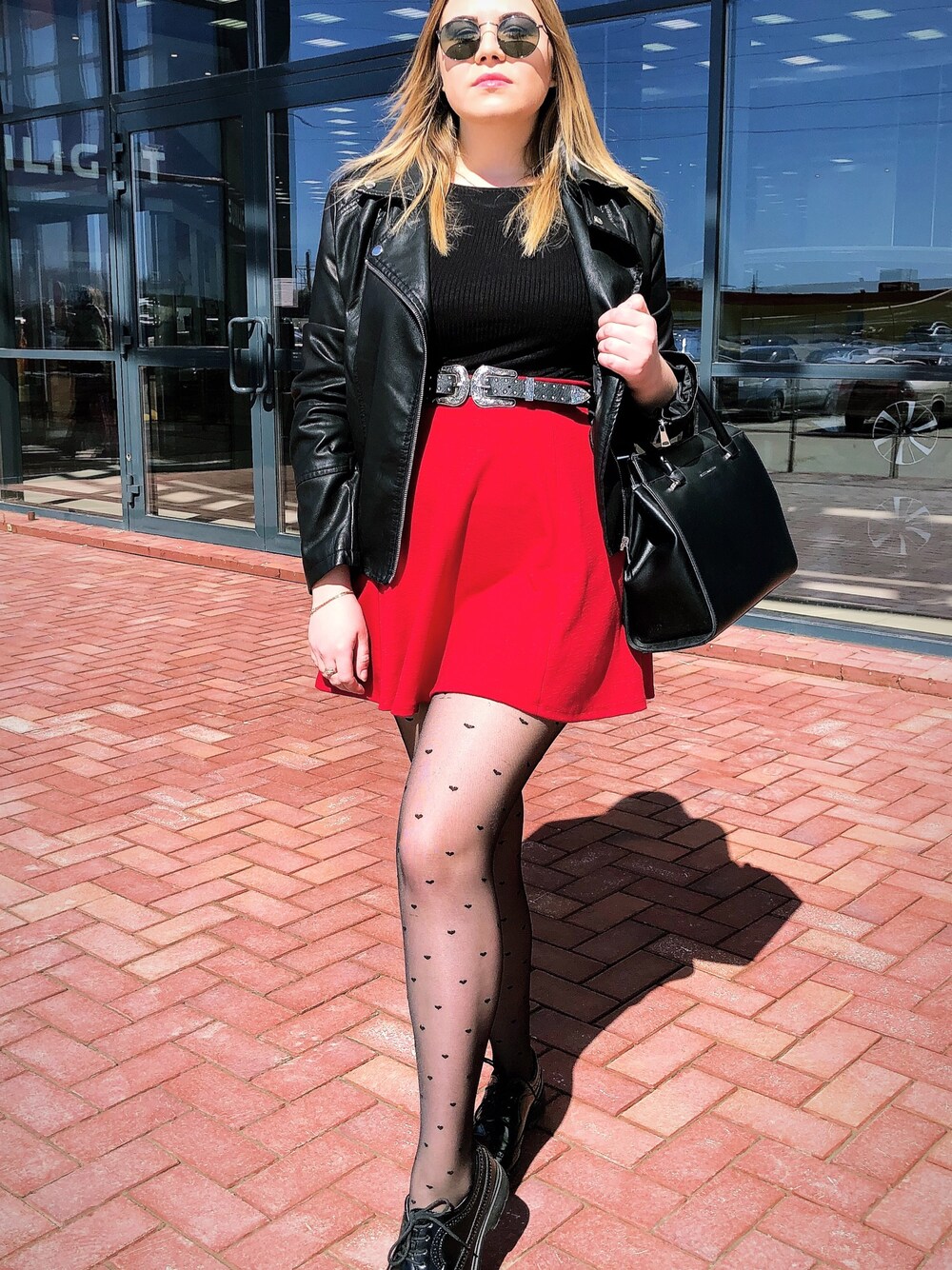 「spring、look、fashion、red、Bershka、H&M」｜「Bershkaのアイテム（ハンドバッグ、ブラック系）」を使った、Galina Astさん（レディース・60cm）の春コーディネートの1枚目の写真