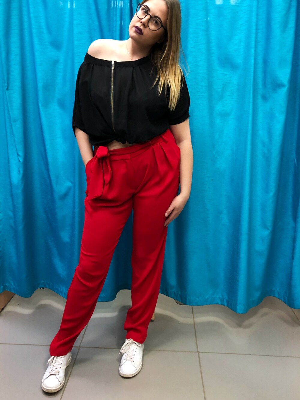 「mango、red、shopping、girl、shoplist」｜「MANGOのアイテム（パンツ、レッド系）」を使った、Galina Astさん（レディース・60cm）の春コーディネートの1枚目の写真