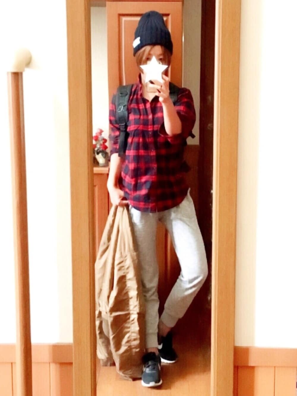 ブラック系のスニーカー、グレー系のその他パンツ、イエロー系のその他アウターを着用したレディースの秋コーディネートの1枚目の写真