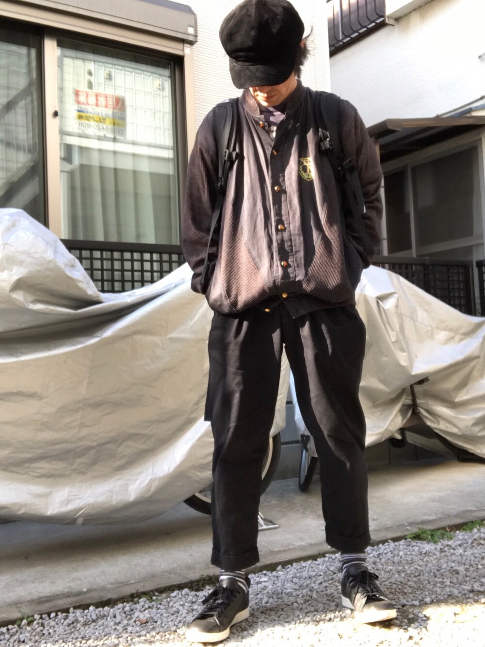 「はるコーデ、古着、古着MIX、キャスケット、スタンスミス、リュック、シンプルコーデ、カジュアルコーデ、ブラウン、カーディガン」｜「adidasのadidas STAN SMITH (ブラック)（スニーカー、ブラック系）」を使った、あゆむさん（メンズ・164cm）の春コーディネートの1枚目の写真