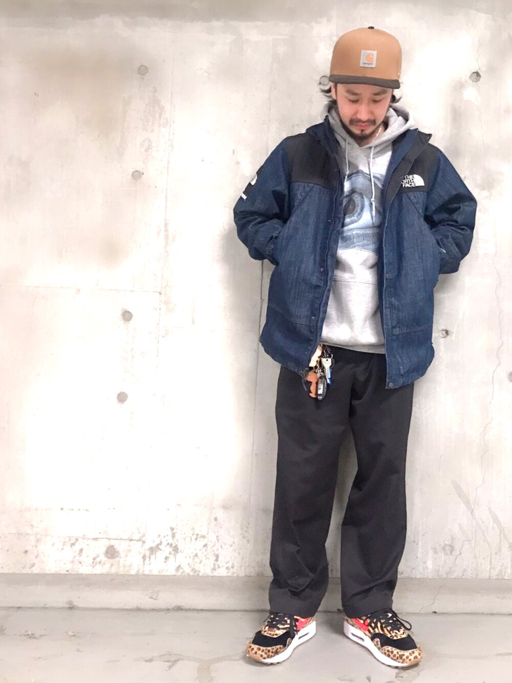 「Supreme x The North Face、supreme、THE NORTH FACE、NIKE、AIR MAX、AIR MAX 1、アニマル、マウンテンパーカー、デニム」｜「Carhartt WIPのアイテム（キャップ、ブラウン系）」を使った、森山 勝也さん（メンズ・171cm）の冬コーディネートの1枚目の写真