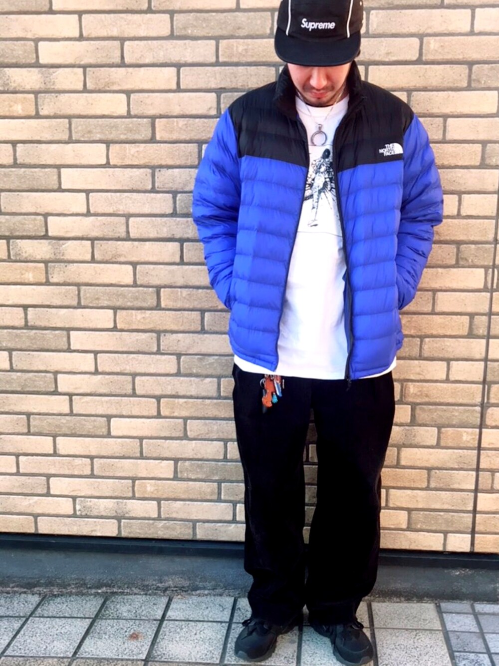 「THE NORTH FACE、BEAMS、supreme、中綿ジャケット、NIKE、air huarache、スニーカー」｜「Supreme のアイテム（キャップ、ブラック系）」を使った、森山 勝也さん（メンズ・171cm）の冬コーディネートの1枚目の写真