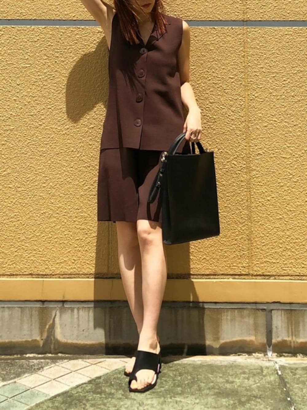 「セットアップ、ショートパンツ、ハイウエスト、休日スタイル、ブラウン、ブラウンコーデ、ラグナムーン、開襟、オトナ女子」｜「LAGUNAMOONのオープンカラーニットベスト（ニット/セーター、ブラウン系）」を使った、LAGUNAMOON STAFFさん（レディース・160cm）の夏コーディネートの1枚目の写真
