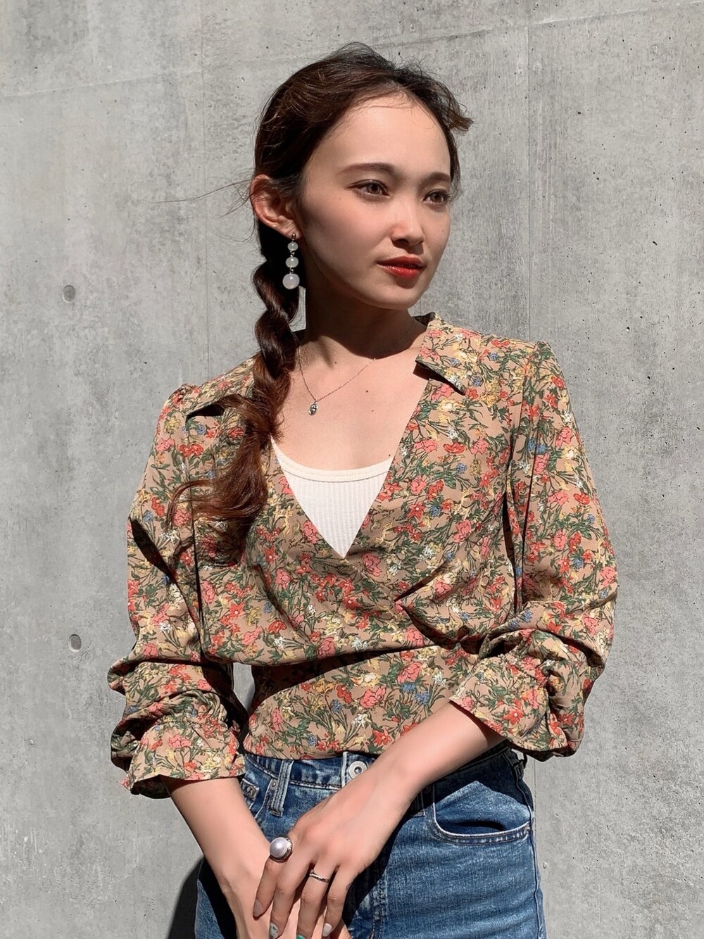 「ヴィンテージ、ヴィンテージ風、花柄プリント、花柄、ヴィンテージライク、ヴィンテージフラワー、秋色、ブラウス」｜「FREE'S MARTの◆フラワープリントウエストシェイプカシュクールブラウス（シャツ/ブラウス、ベージュ系）」を使った、Karinさん（レディース・159cm）の夏コーディネートの1枚目の写真
