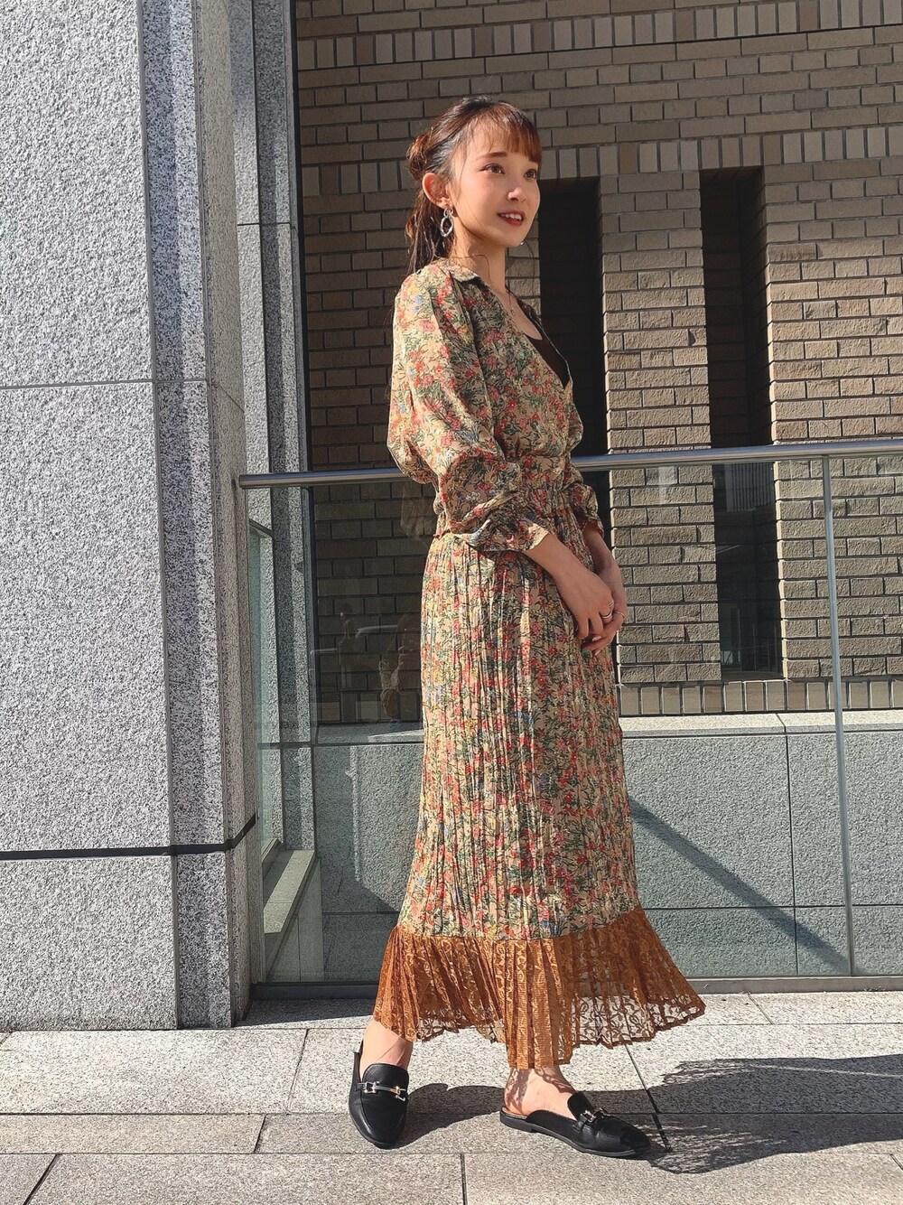 「セットアップ、ヴィンテージ、ヴィンテージライク、スカート、プリーツスカート、ブラウス、ブラウス×スカート、花柄、花柄プリント、秋のコーデ」｜「FREE'S MARTの◆フラワープリントレースミックスＩラインスカート（スカート、ベージュ系）」を使った、Karinさん（レディース・159cm）の夏コーディネートの1枚目の写真
