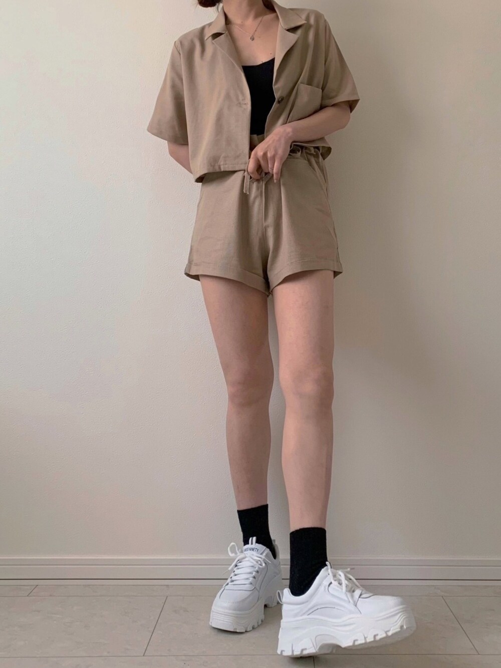 「これが私をアゲる服、夏コーデ、セットアップ、麻パンツ、麻ジャケット、スニーカーコーデ、カジュアルコーデ、白スニーカー」｜「amzonのアイテム（スニーカー、ホワイト系）」を使った、Karinさん（レディース・158cm）の春コーディネートの1枚目の写真