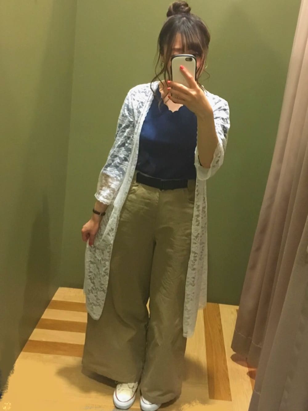 「レース、レースガウン、ワイドパンツ、スカラップ、パンツスタイル、コンバース、夏コーデ、シンプル」｜「Green　Parksの・スカラップ刺繍エリテレコ7分袖T（Tシャツ/カットソー、ブルー系）」を使った、さやかさん（レディース・154cm）の春コーディネートの1枚目の写真